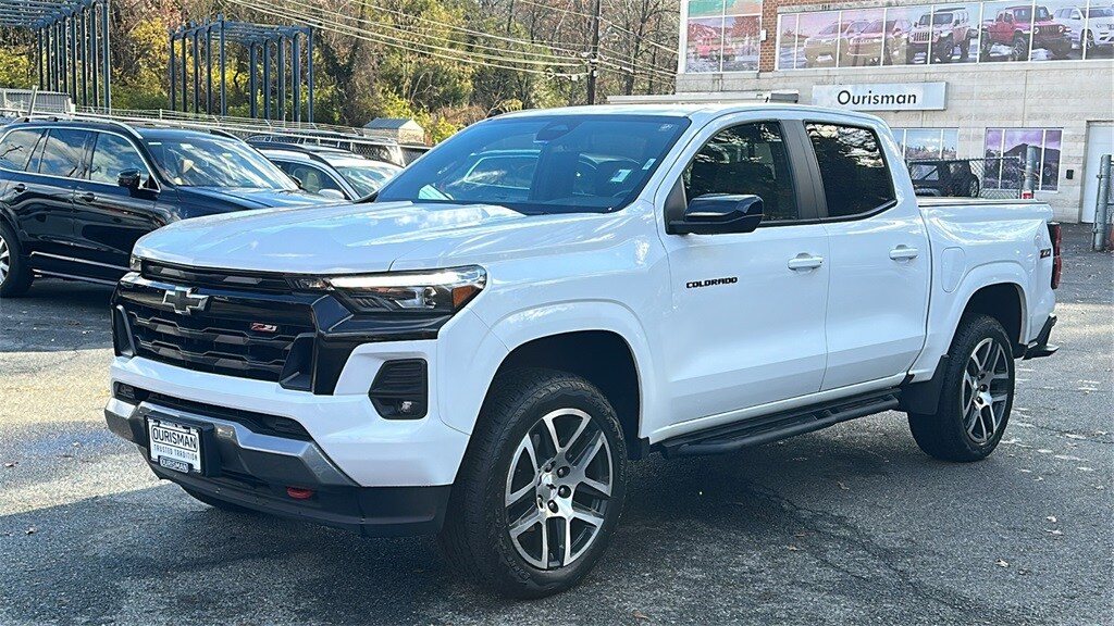 2023 Chevrolet Colorado Z71 photo 2