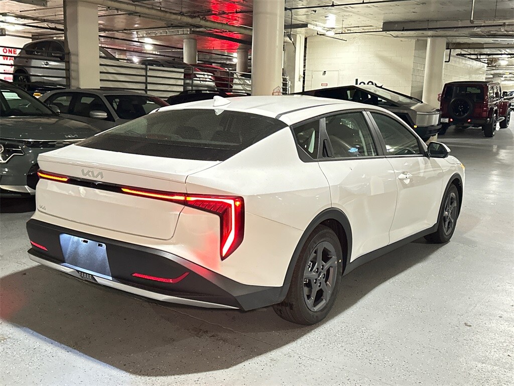New 2025 Kia K4 LXS Sedan