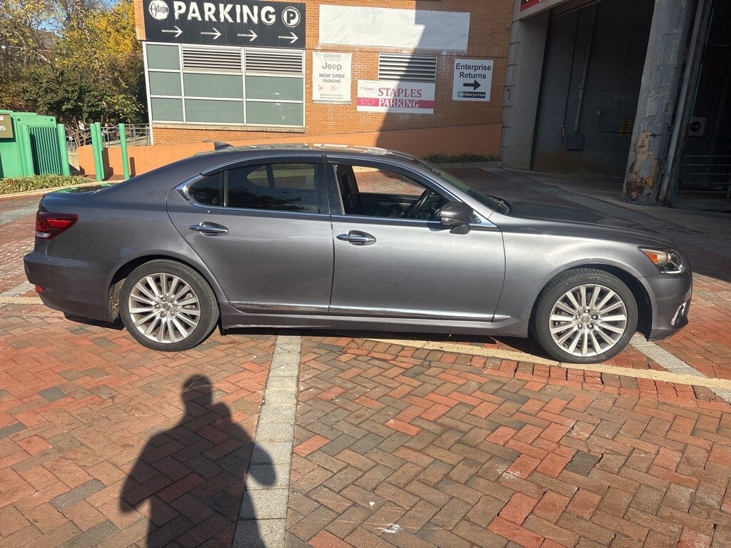 2017 Lexus LS 460 photo 2