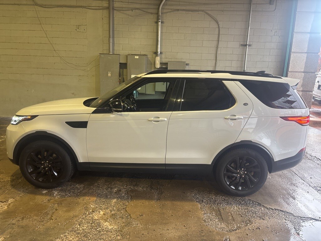 2017 Land Rover Discovery HSE photo 3