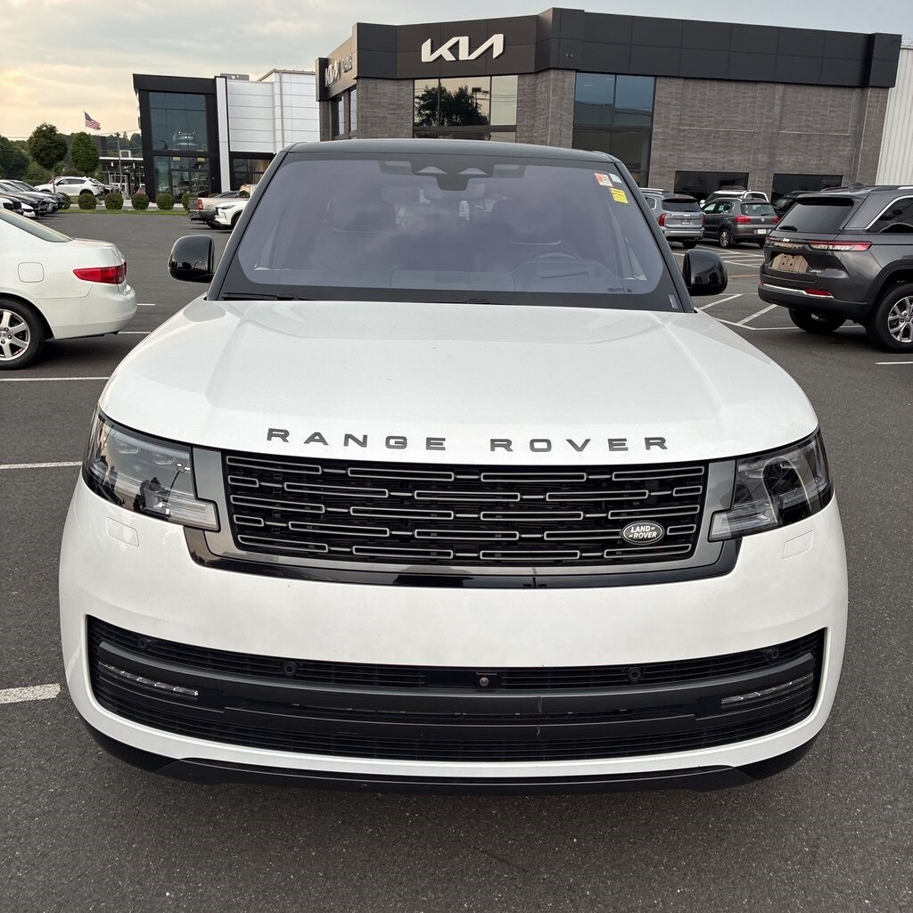 2023 Land Rover Range Rover SE photo 2