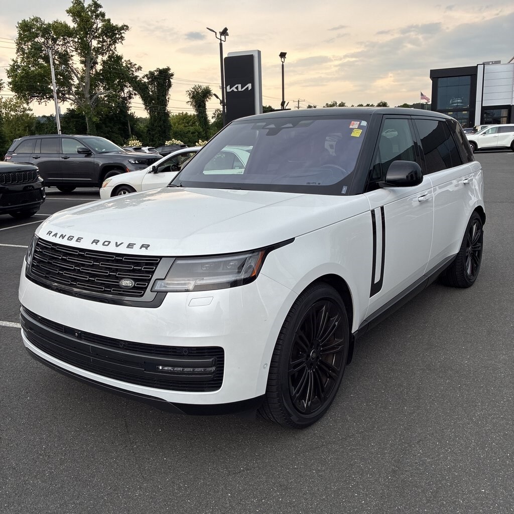 2023 Land Rover Range Rover SE photo 3