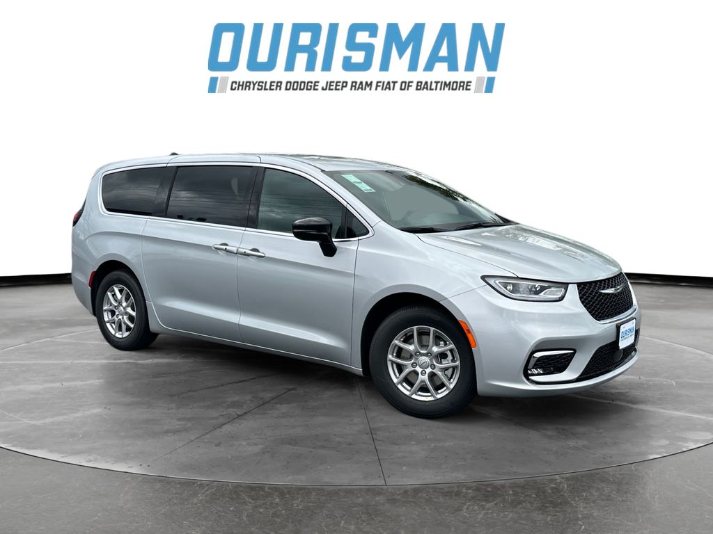 2026 Chrysler Pacifica Select's photo