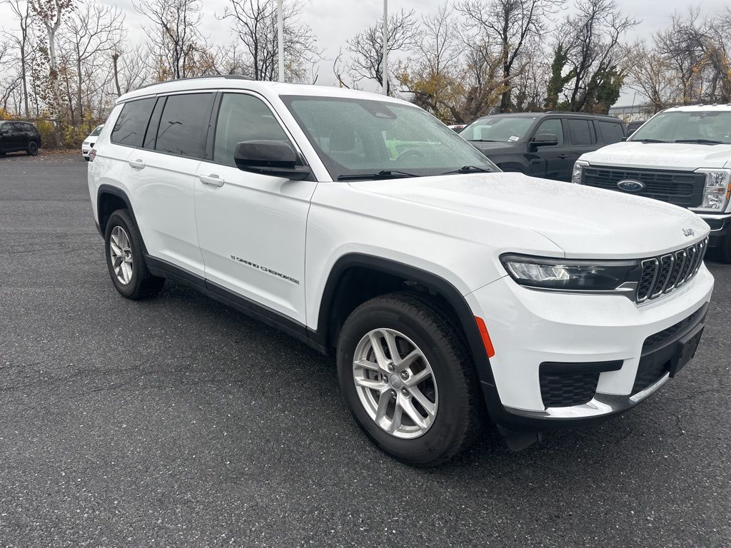 2022 Jeep Grand Cherokee Laredo photo 2