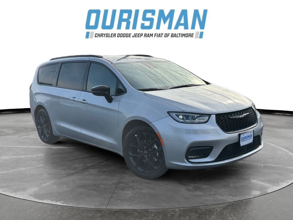 2026 Chrysler Pacifica Select's photo