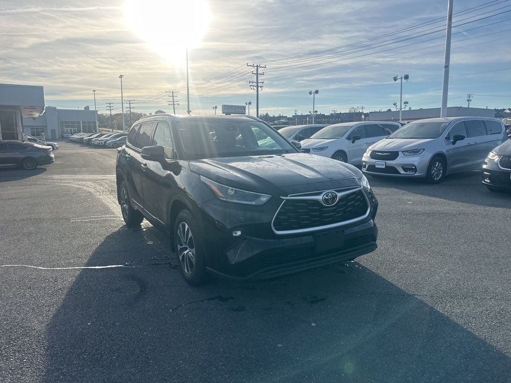 2021 Toyota Highlander XLE photo 3