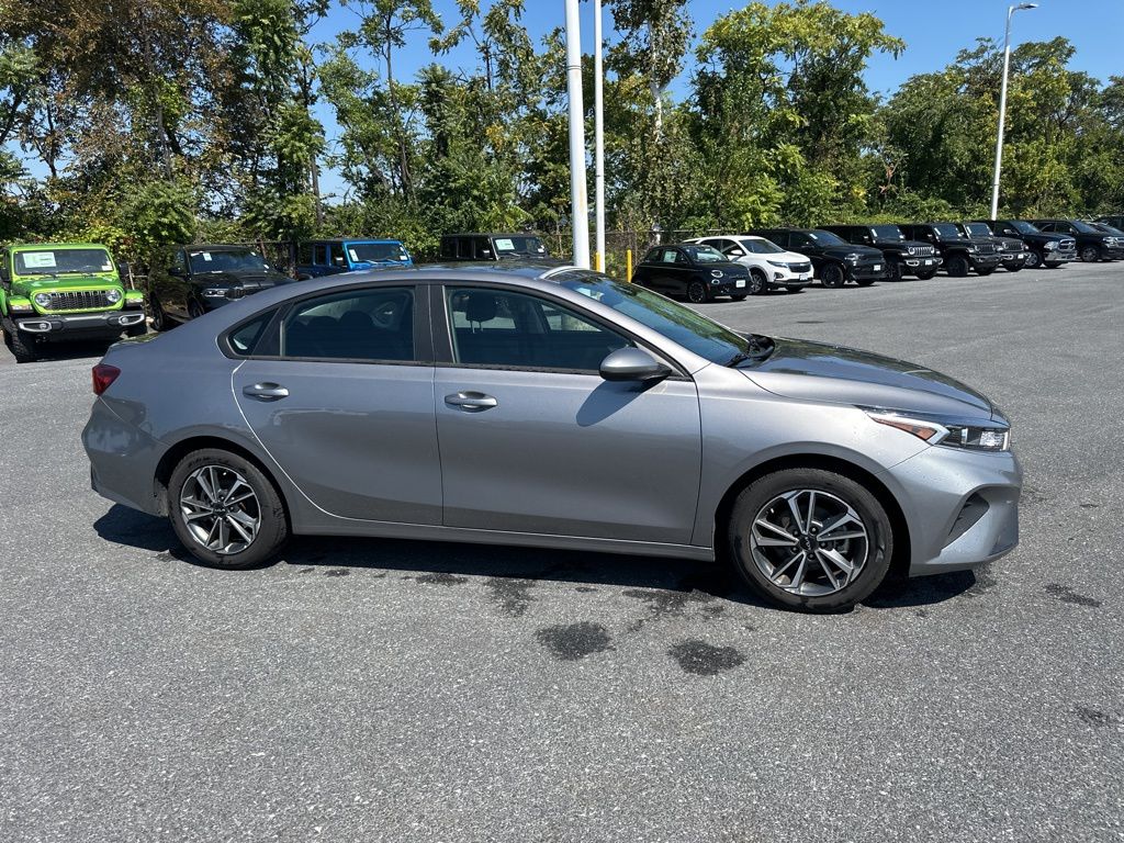 2023 Kia Forte LXS photo 3