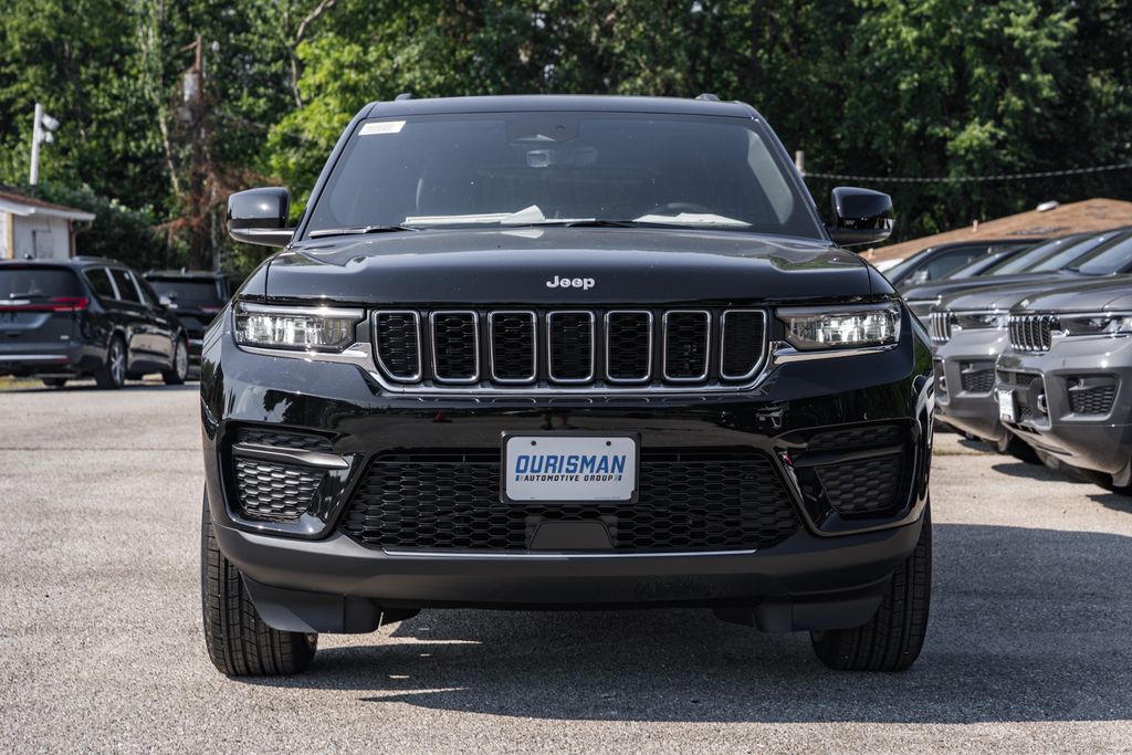 2025 Jeep Grand Cherokee Laredo photo 2