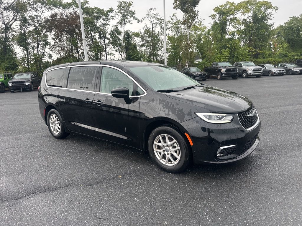 2024 Chrysler Pacifica Touring L photo 2