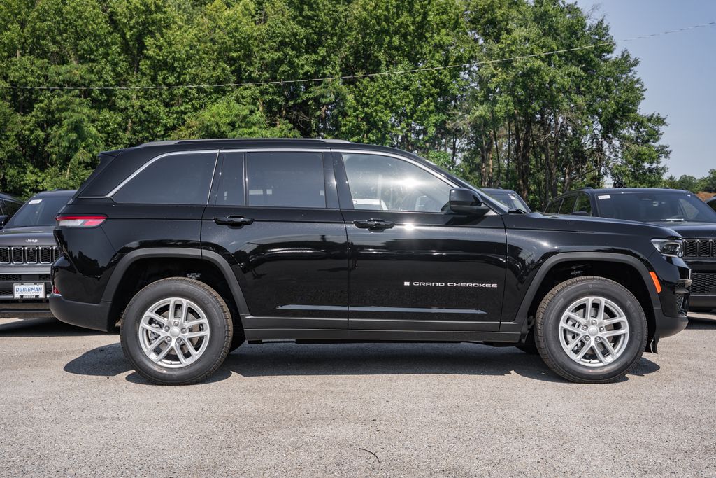 2025 Jeep Grand Cherokee Laredo photo 3
