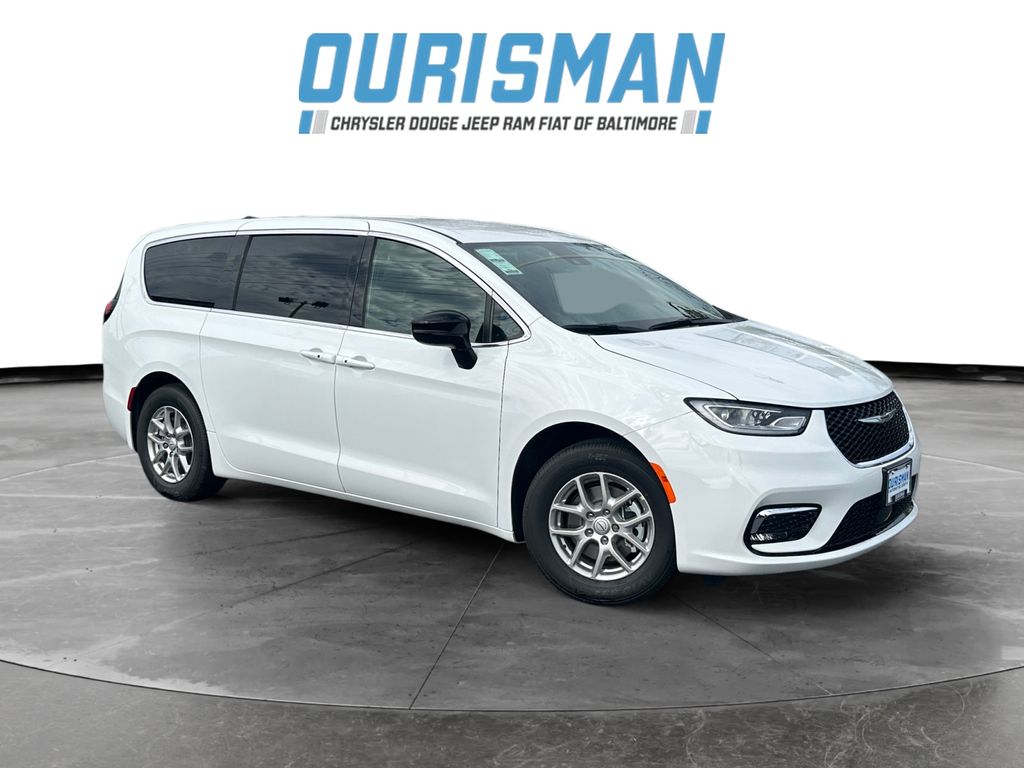 2026 Chrysler Pacifica Select's photo