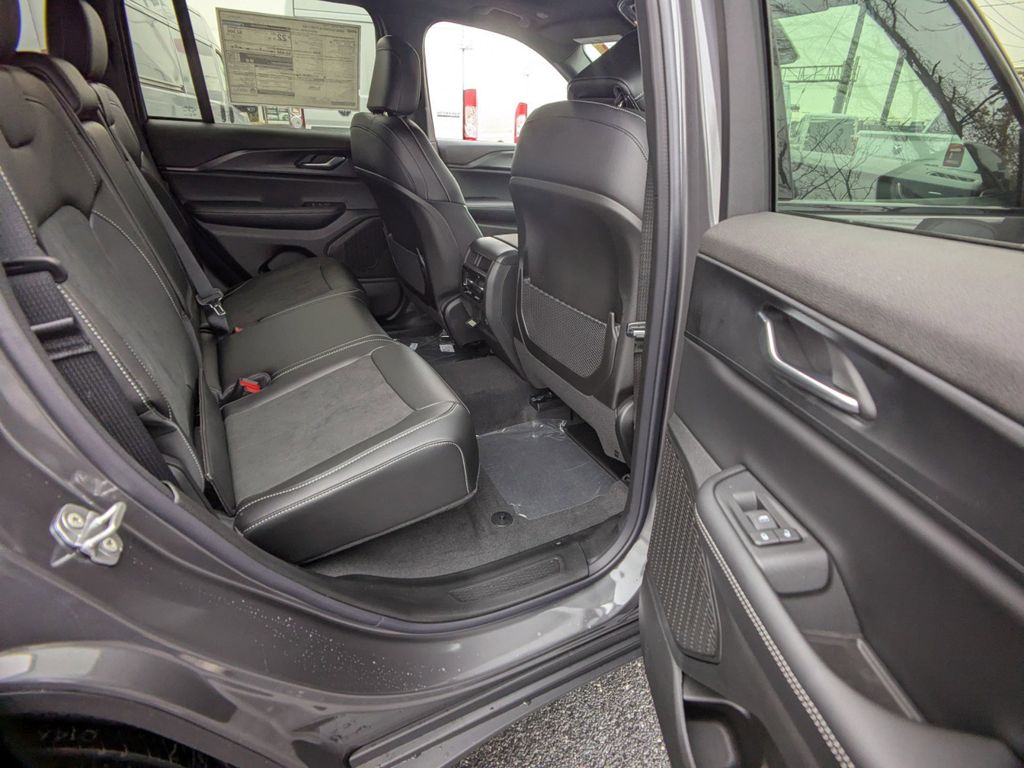 2025 Jeep Grand Cherokee Altitude X photo 4