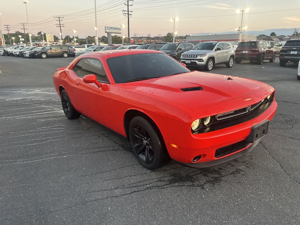 2019 Dodge Challenger SXT photo 2