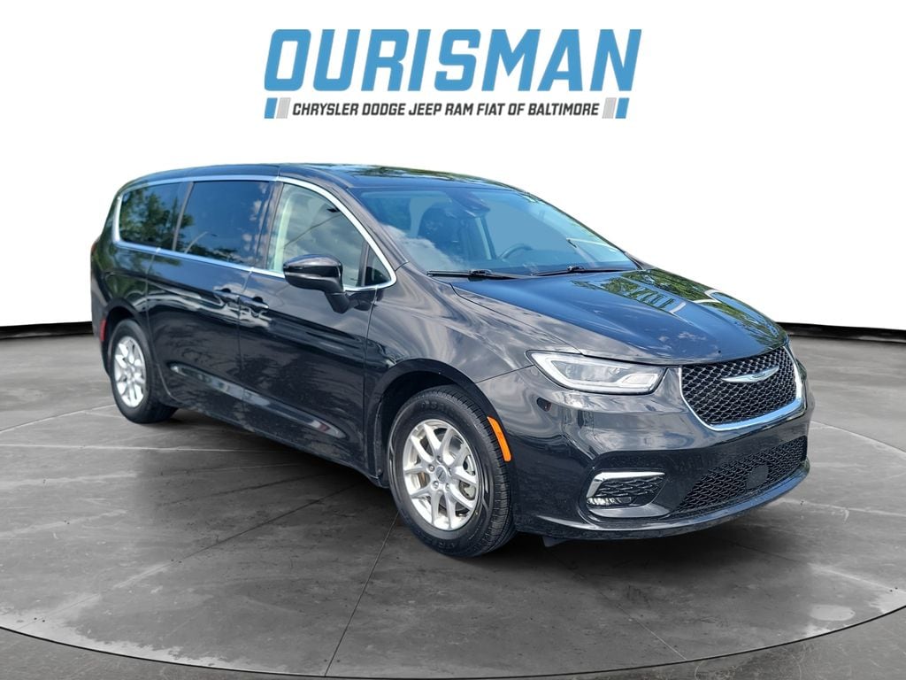 2023 Chrysler Pacifica Touring L's photo