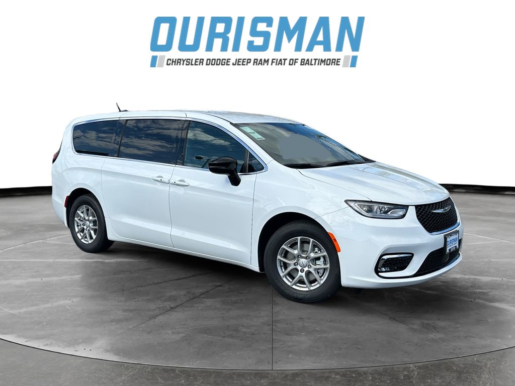 2026 Chrysler Pacifica Select's photo