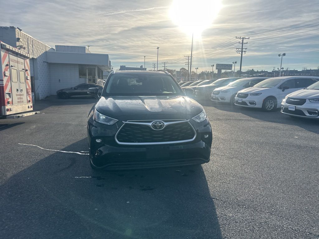 2021 Toyota Highlander XLE photo 2