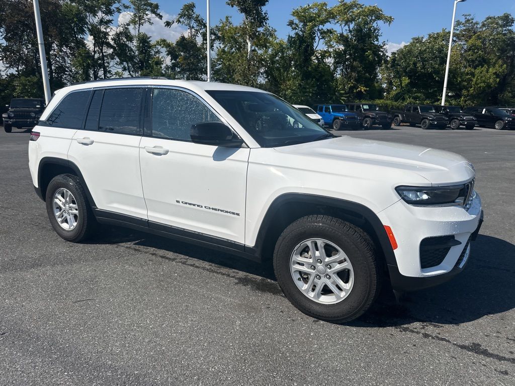 2023 Jeep Grand Cherokee Laredo photo 2