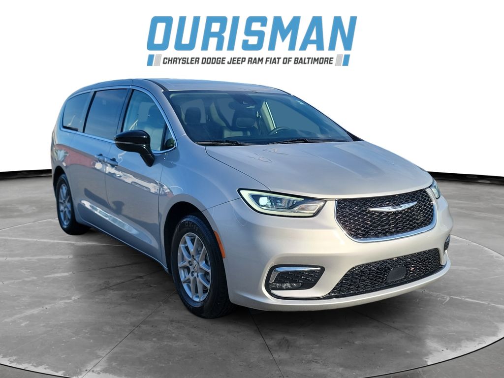 2024 Chrysler Pacifica Touring L's photo