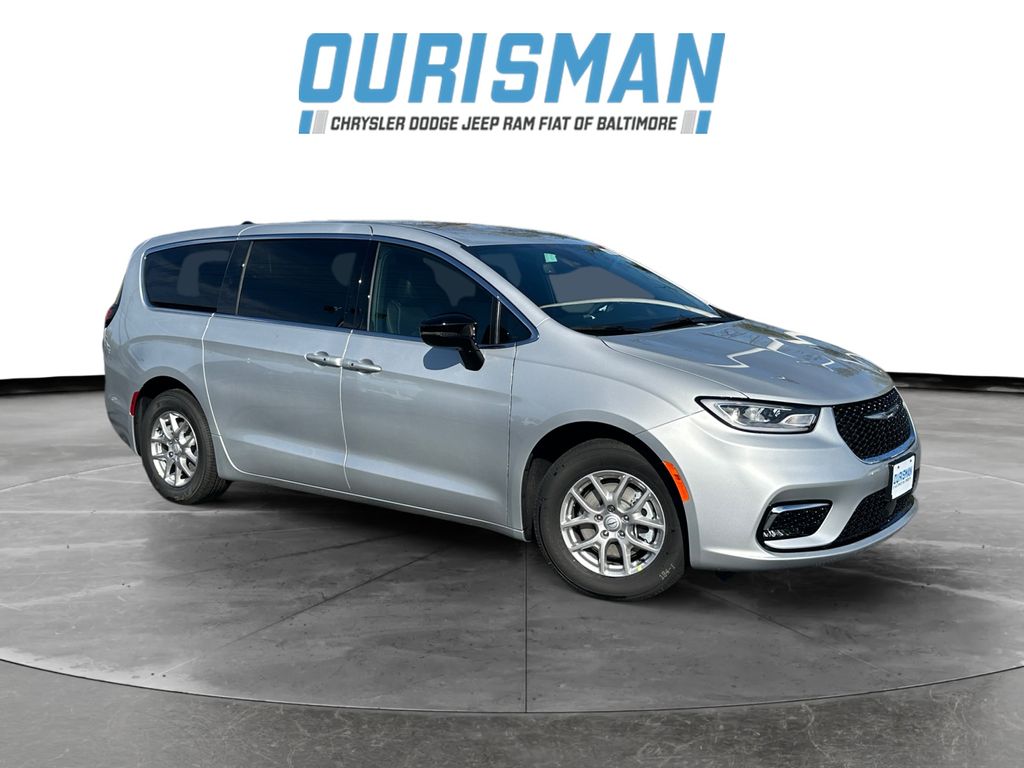 2026 Chrysler Pacifica Select's photo