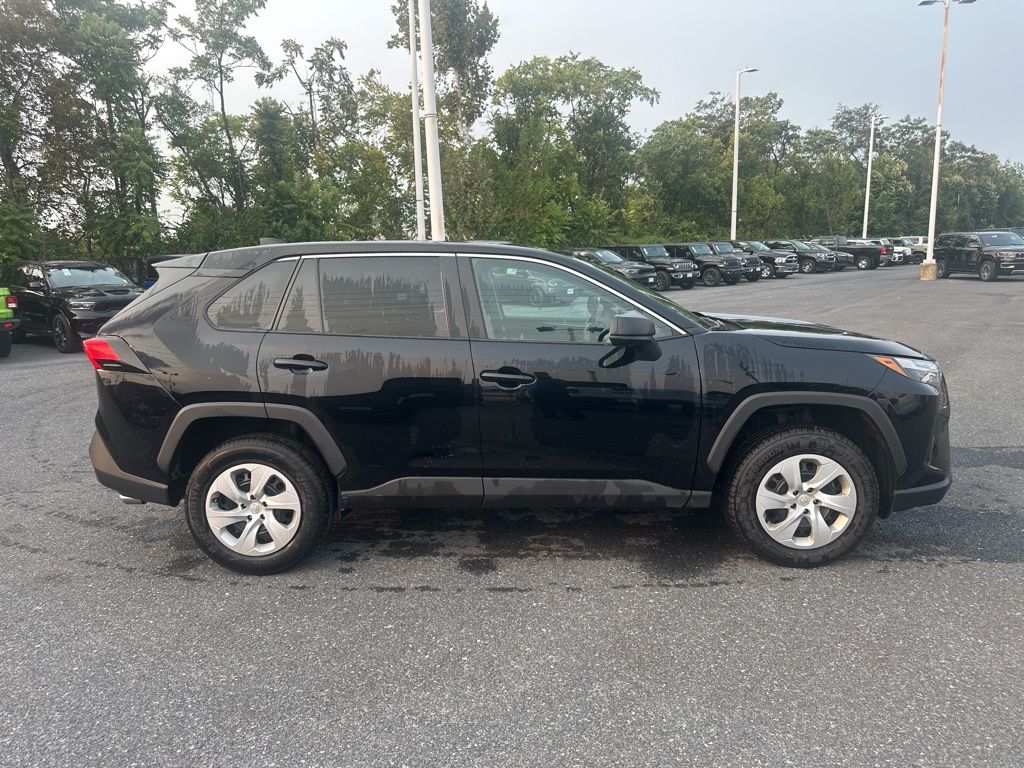 2023 Toyota RAV4 LE photo 4