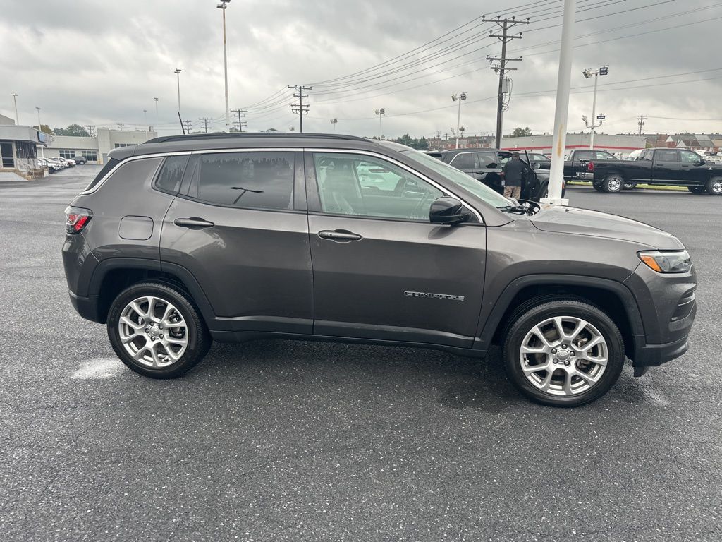2022 Jeep Compass Latitude Lux photo 3