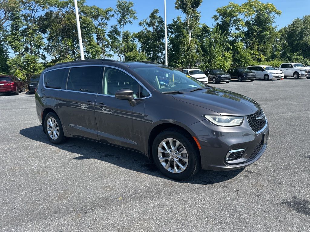 2022 Chrysler Pacifica Touring L photo 2