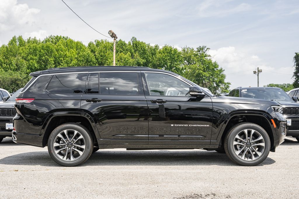 2025 Jeep Grand Cherokee Overland photo 2