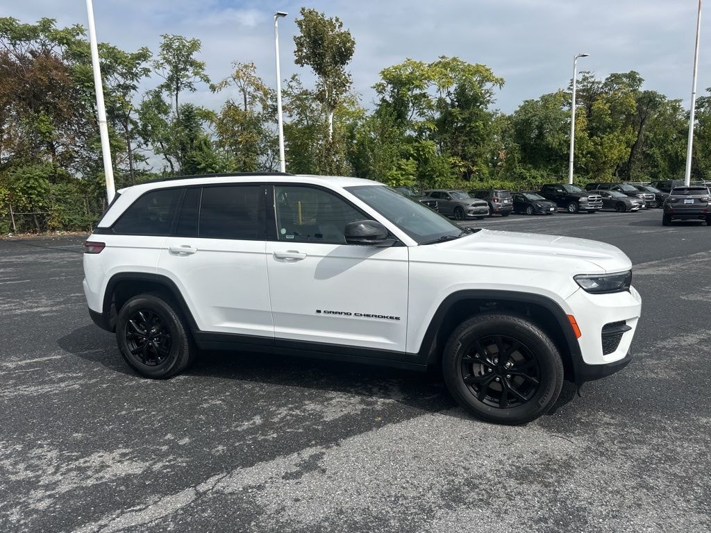Used 2024 Jeep Grand Cherokee Laredo SUV