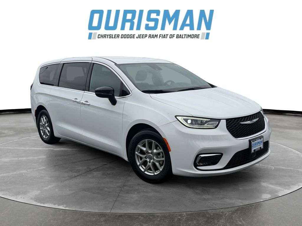 2024 Chrysler Pacifica Touring's photo