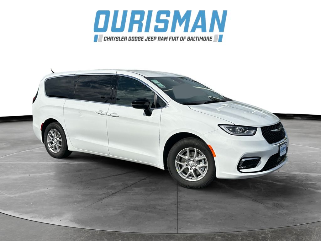 2026 Chrysler Pacifica Select's photo