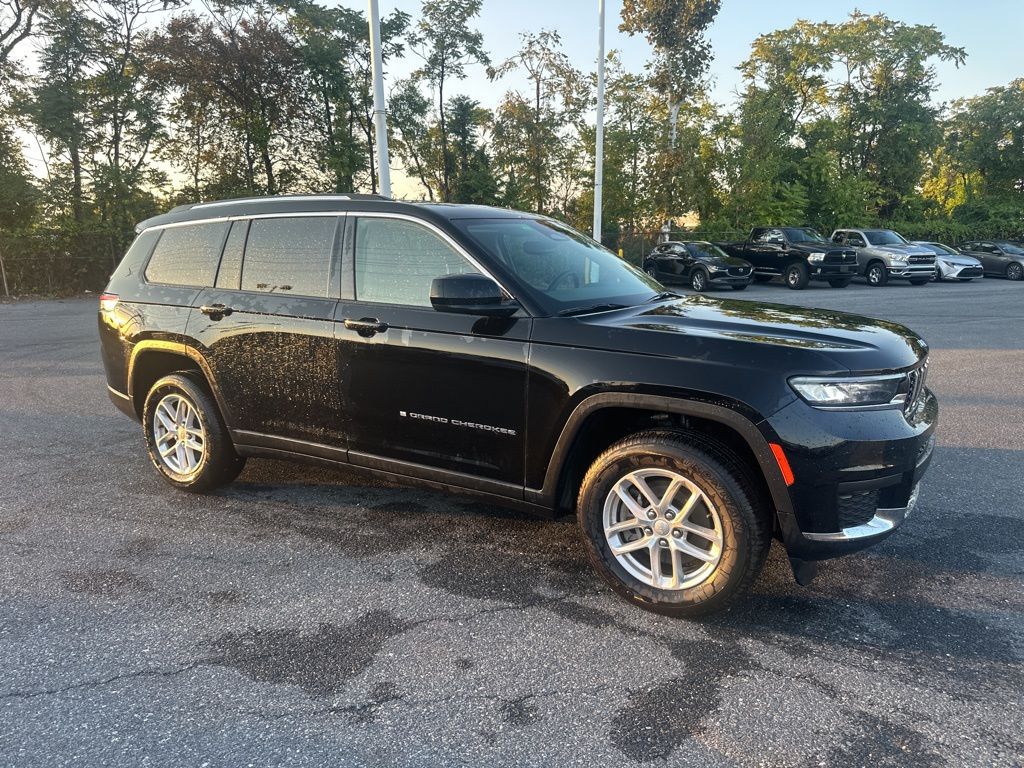 2023 Jeep Grand Cherokee Laredo photo 2