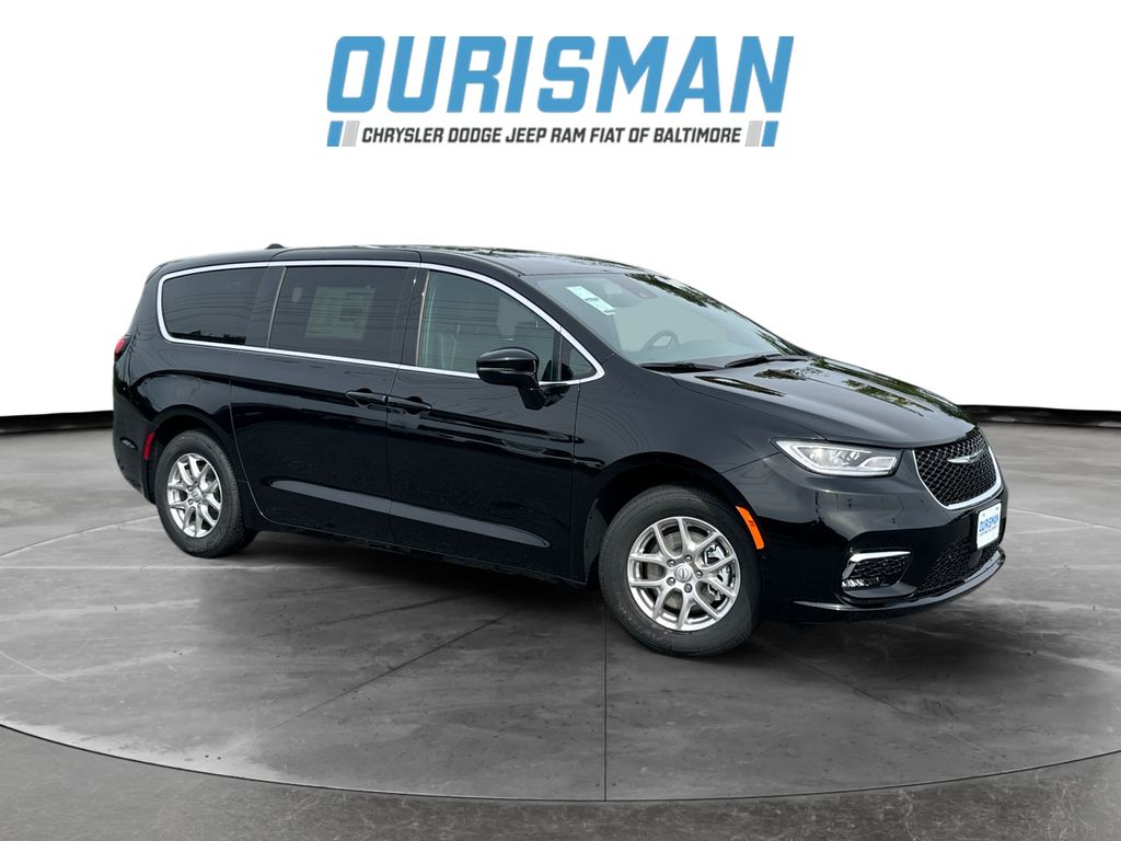 2026 Chrysler Pacifica Select's photo