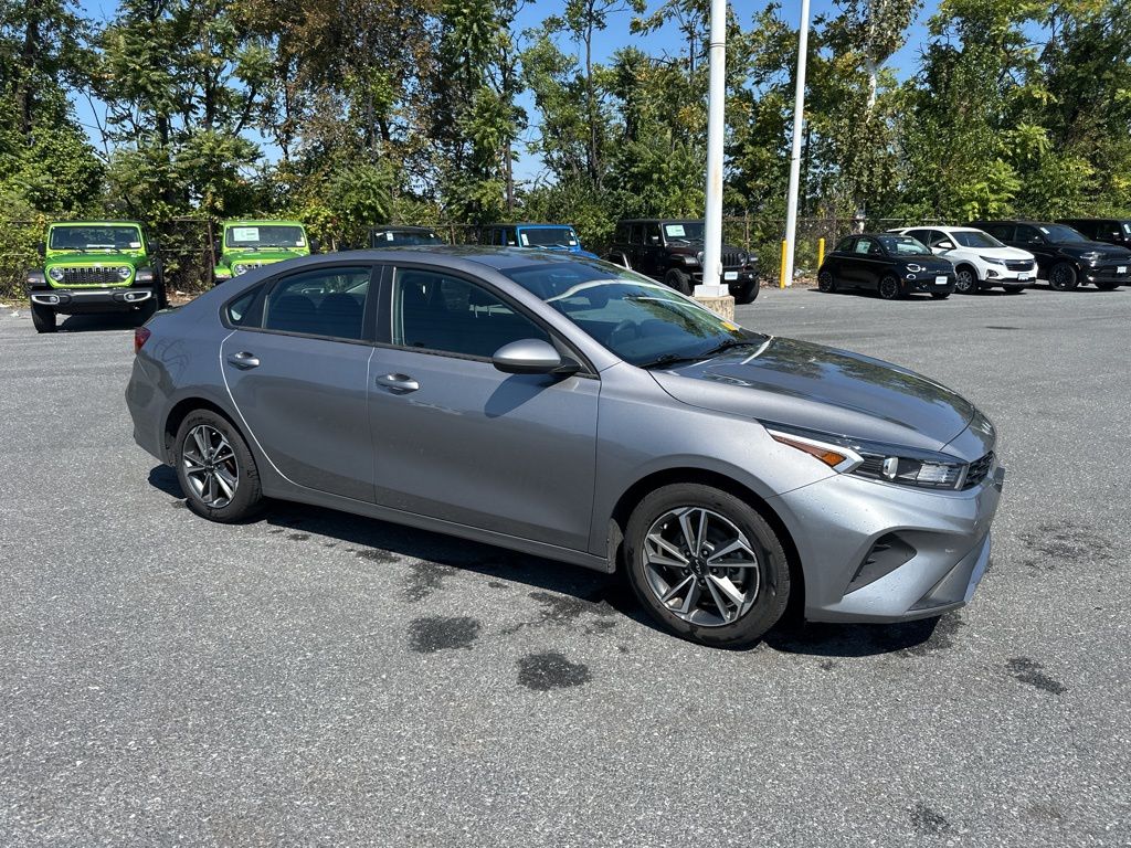 2023 Kia Forte LXS photo 2