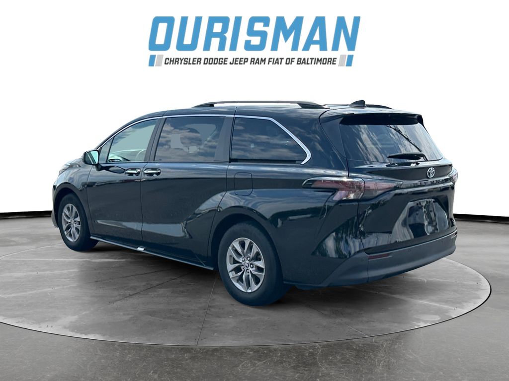 2023 Toyota Sienna XLE photo 3