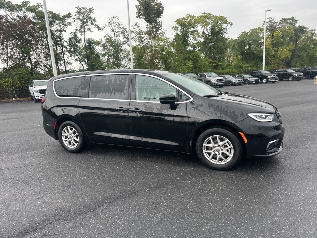 2024 Chrysler Pacifica Touring L photo 3