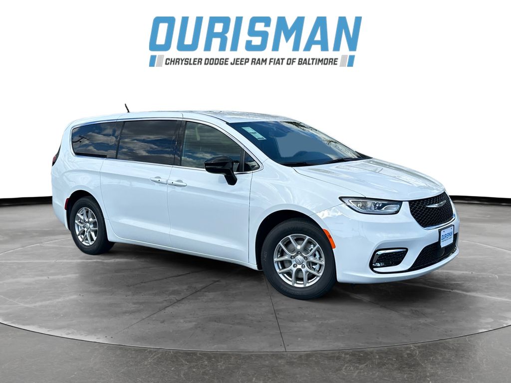 2026 Chrysler Pacifica Select's photo