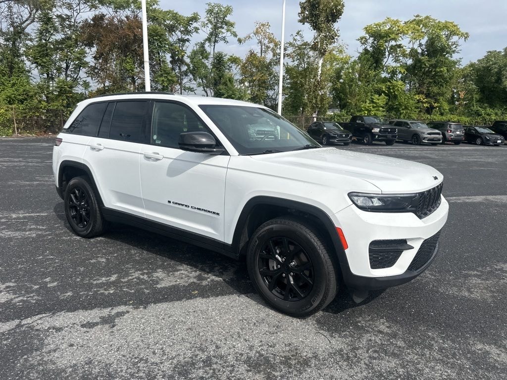 Used 2024 Jeep Grand Cherokee Laredo SUV