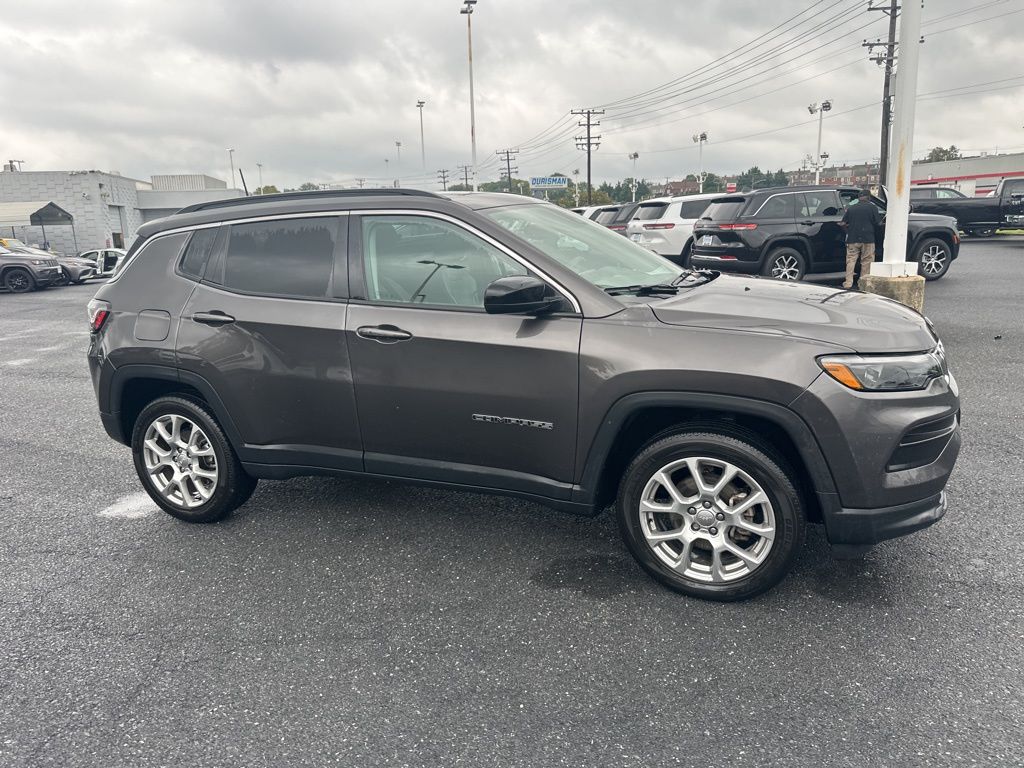 2022 Jeep Compass Latitude Lux photo 2
