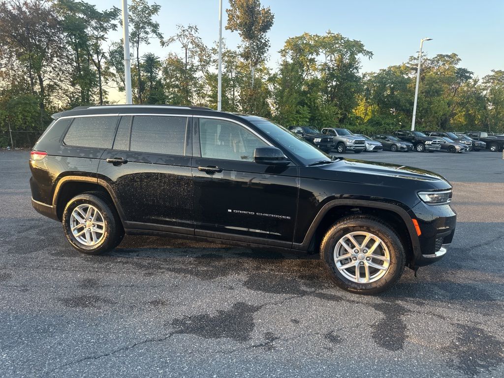 2023 Jeep Grand Cherokee Laredo photo 3