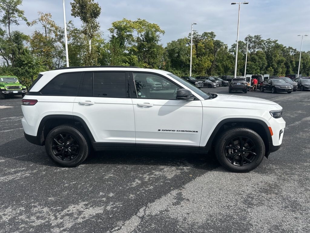 Used 2024 Jeep Grand Cherokee Laredo SUV