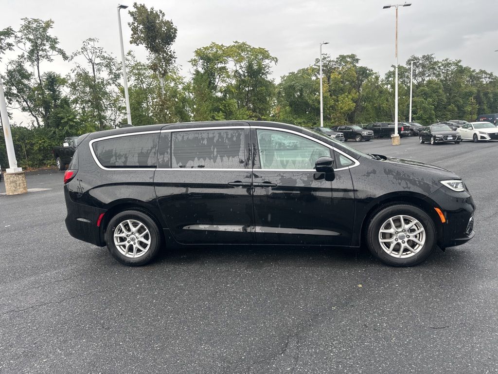 2024 Chrysler Pacifica Touring L photo 4