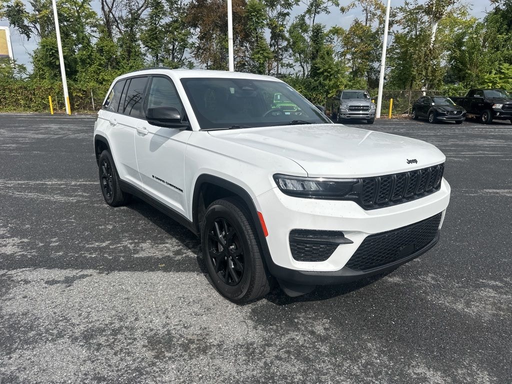 Used 2024 Jeep Grand Cherokee Laredo SUV