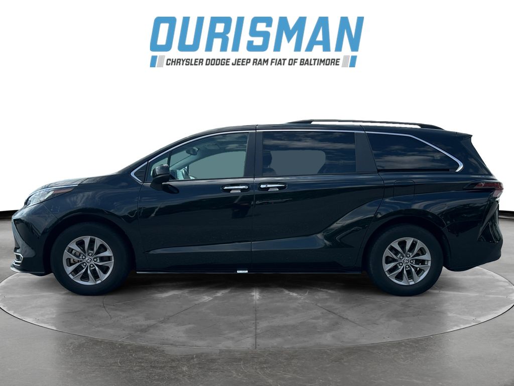 2023 Toyota Sienna XLE photo 2