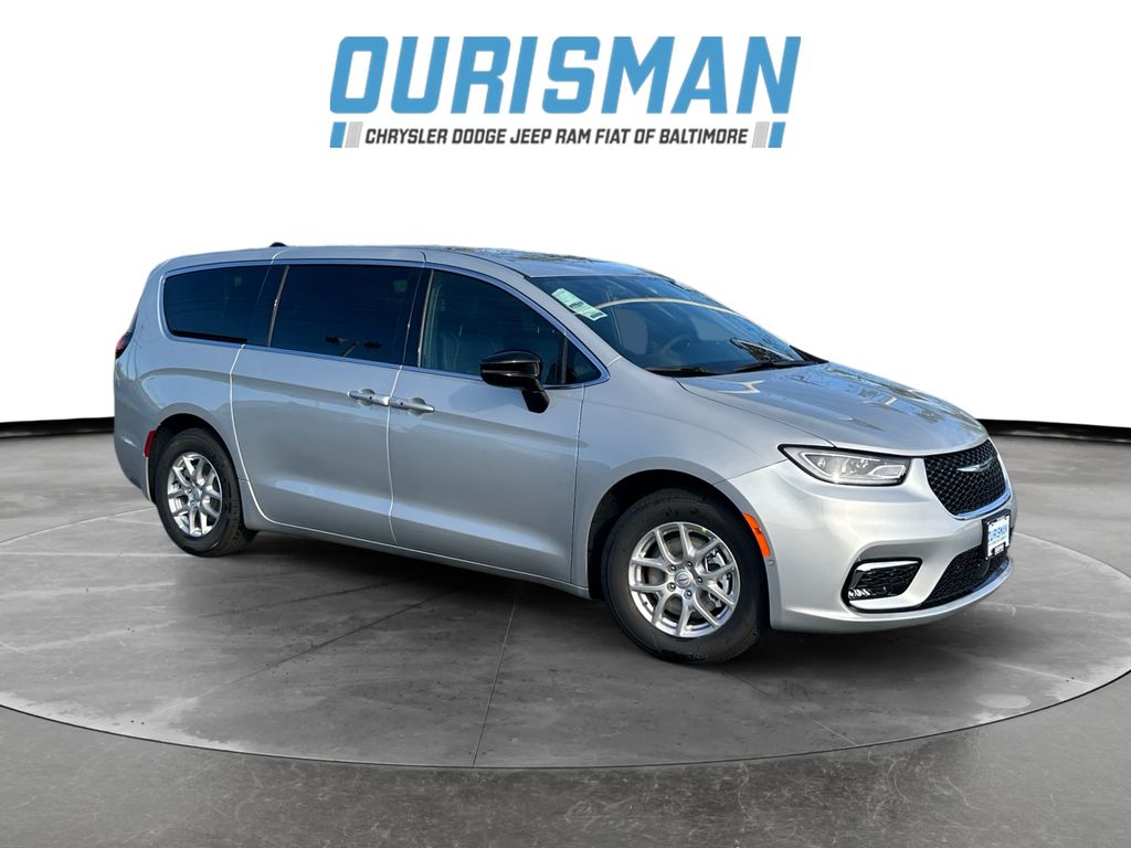 2026 Chrysler Pacifica Select's photo