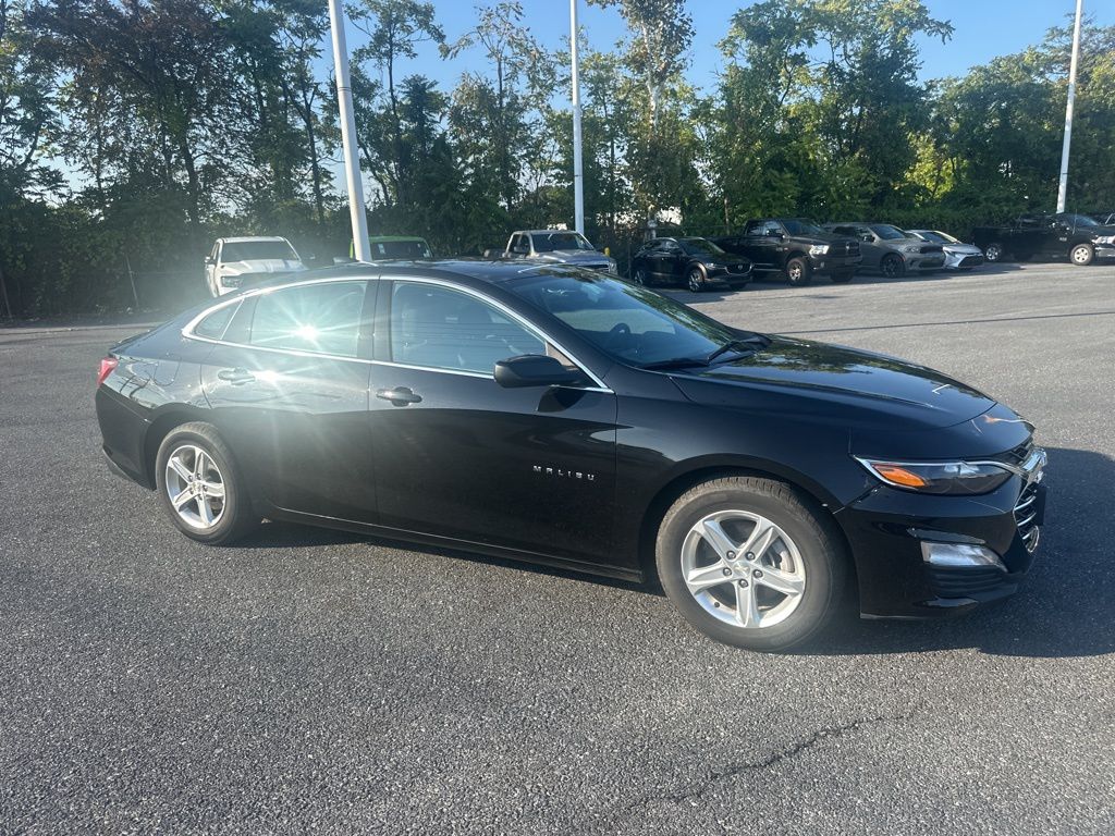 2022 Chevrolet Malibu 1LT photo 2