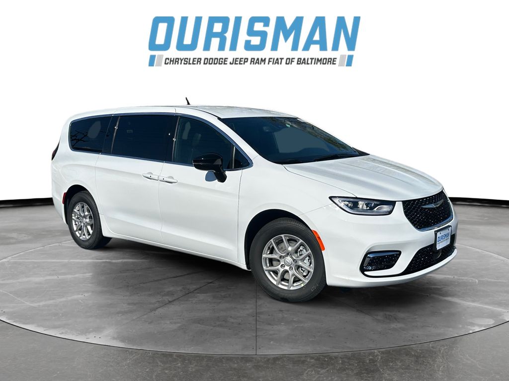 2026 Chrysler Pacifica Select's photo