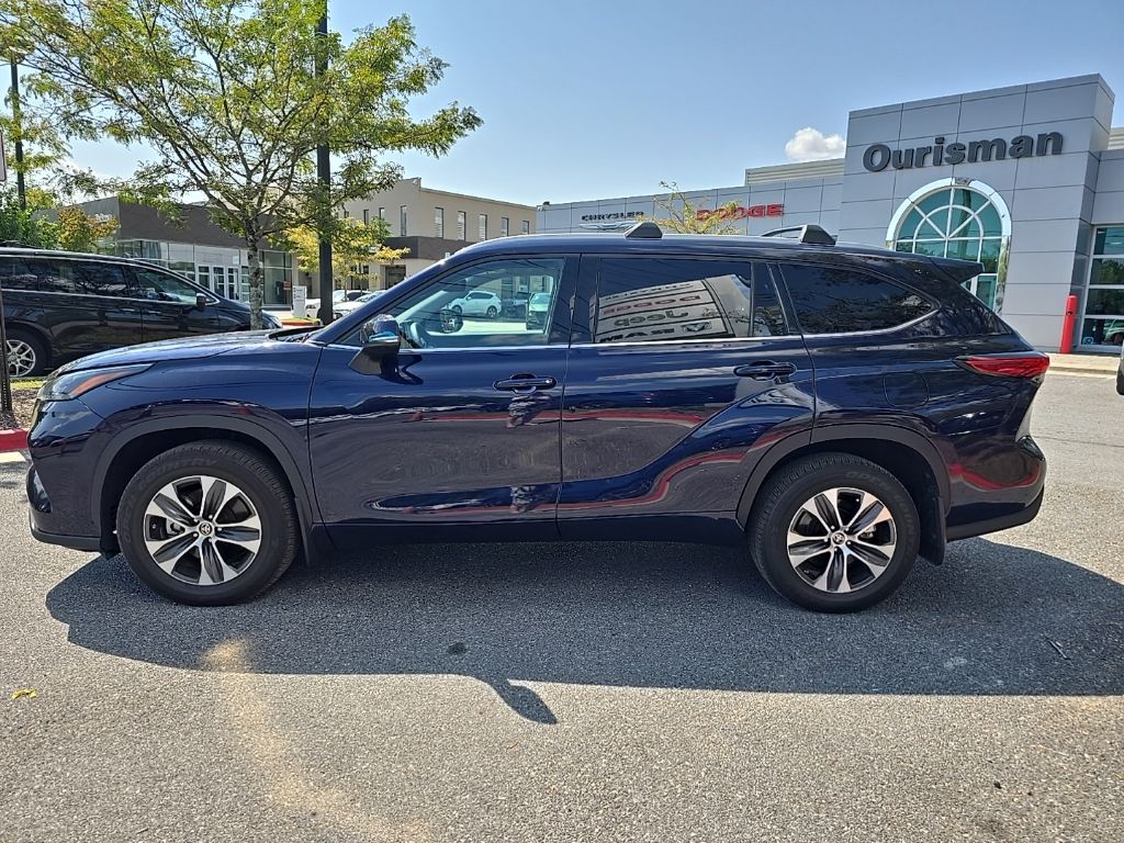 Used 2022 Toyota Highlander XLE with VIN 5TDGZRBH4NS217213 for sale in Bowie, MD