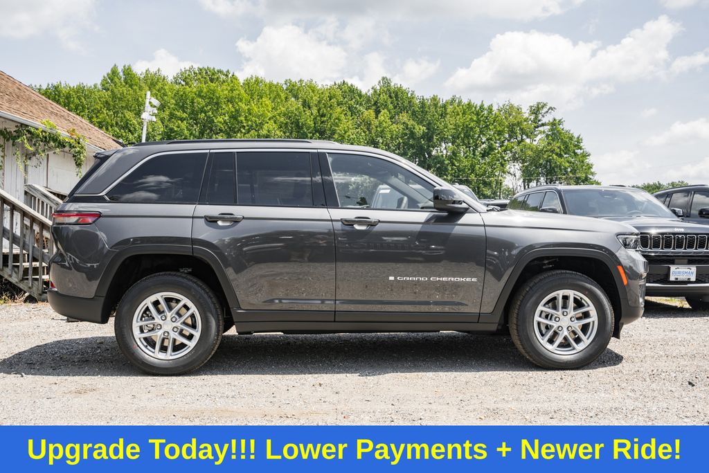 2025 Jeep Grand Cherokee Laredo photo 3