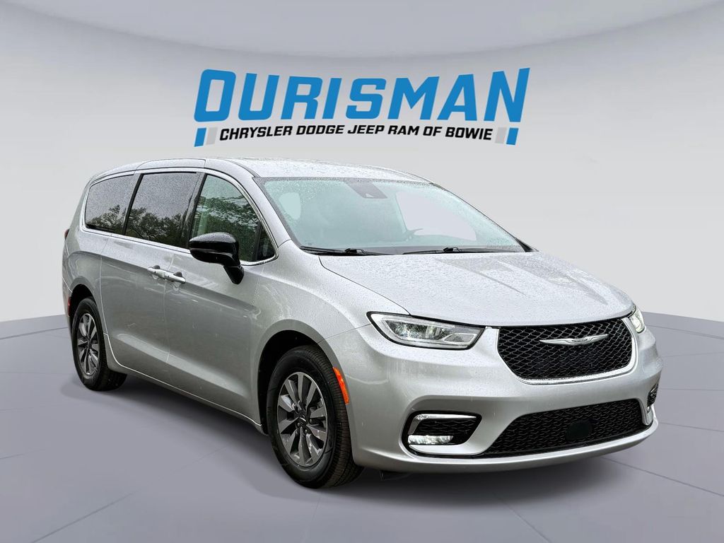 2024 Chrysler Pacifica Hybrid Select PHEV's photo