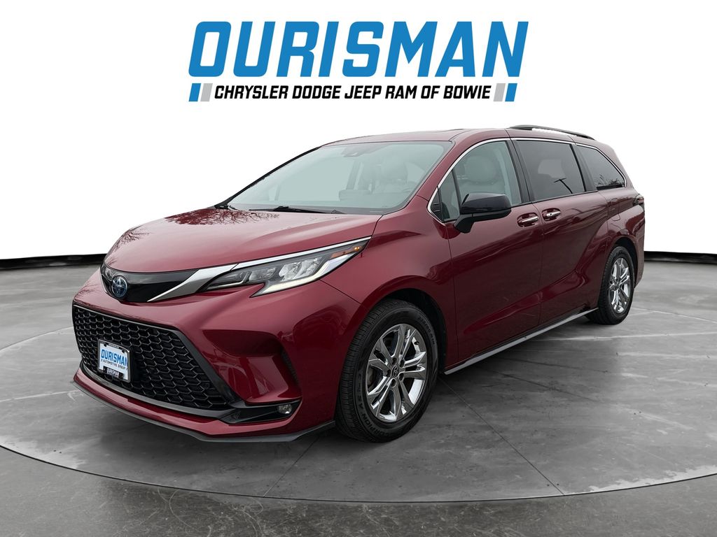 2022 Toyota Sienna XSE photo 2